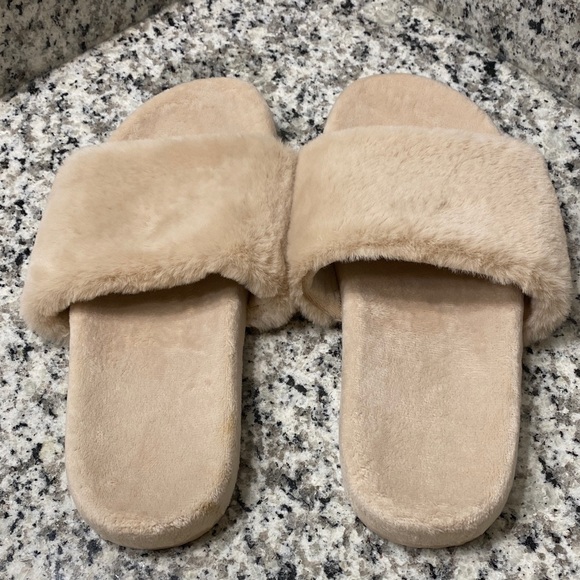 Express Cozy Tan Fur Slippers - Picture 2 of 4